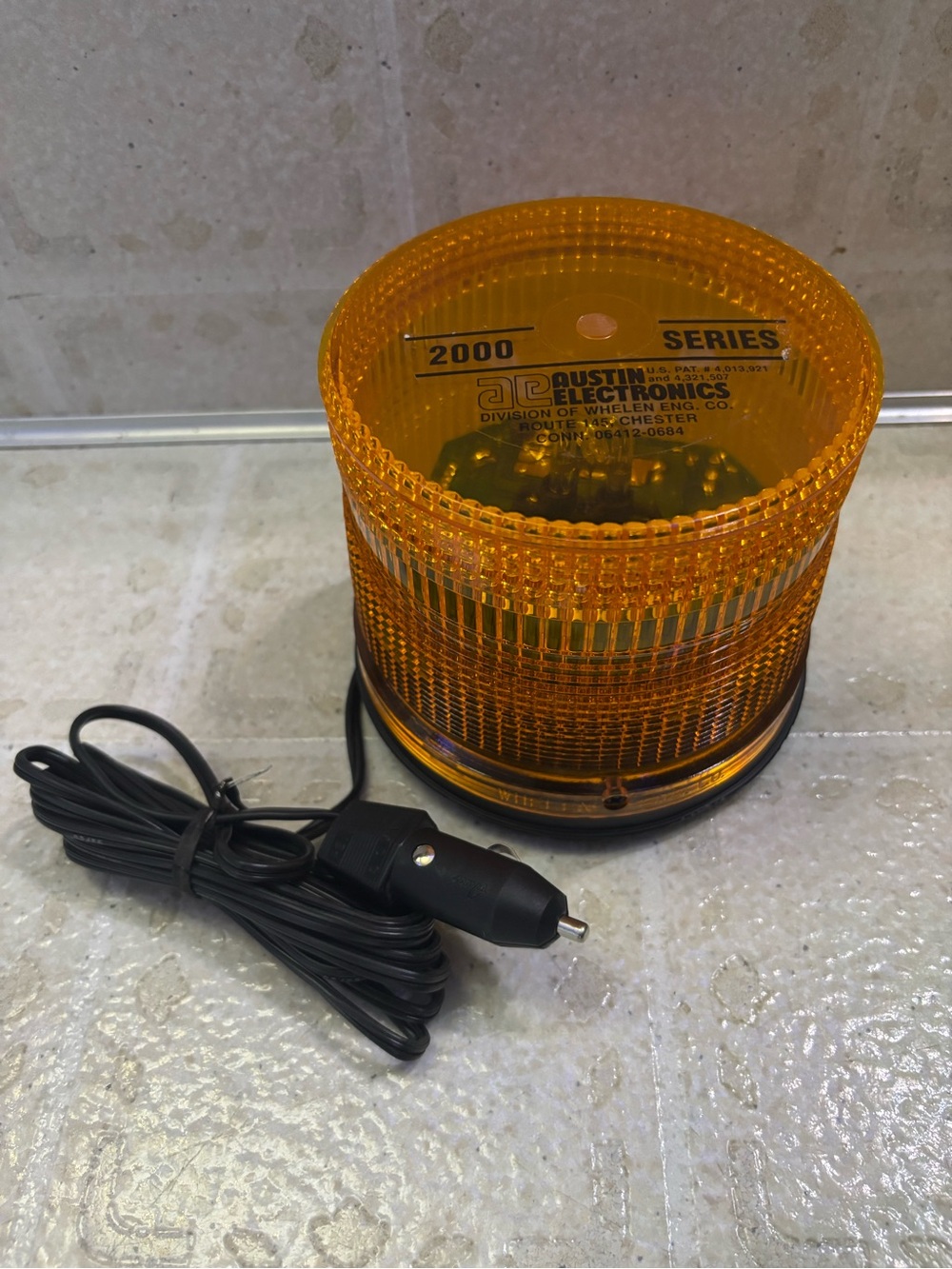 Whelen 2000 Series Industrial Magnetic Vehicle Rooftop Strobe Beacon